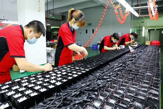 trabajadores en la línea de producción de faros LED - Windou Lighting